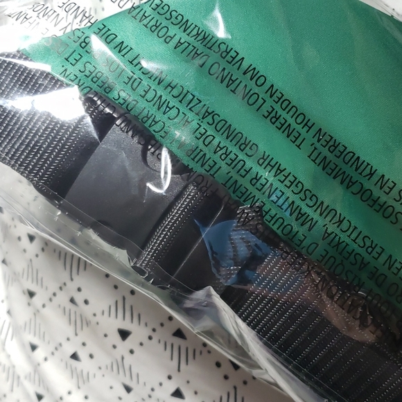 MAC x STRANGER THINGS BELT BAG. - Picture 5 of 6